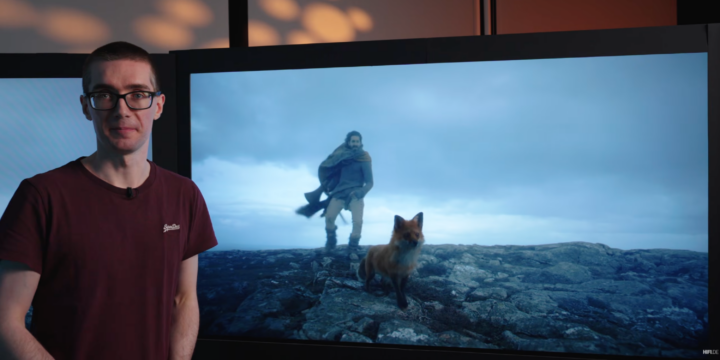 Thorben Tenbruck, einer der TV-Experten von HIFI.DE, mit dem diesjährigen Sieger des TV-Shootouts, dem Samsung S99H.