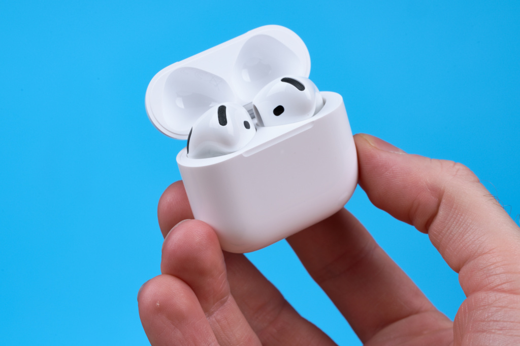 Apple AirPods 5 – Case in der Hand