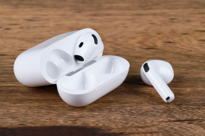 Apple AirPods 5 vs. Apple AirPods 4 – Design