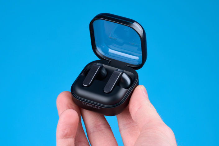AirPods 5 vs Galaxy Buds4 – Intro