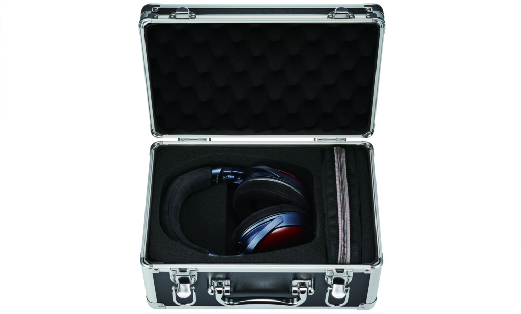 Audio-Technica liefert sein Flaggschiff ATH-AWX7000 im hochwertigen Case.