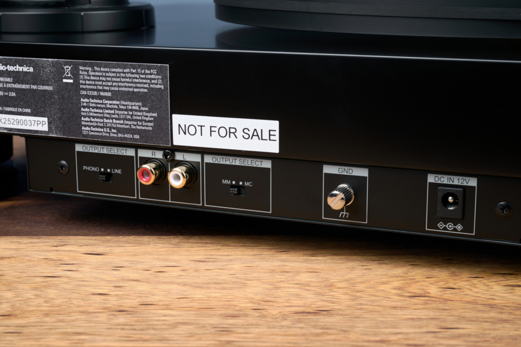 Bester Plattenspieler bis 1000 Euro Audio-Technica AT-LP7X Rückseite mit Anschlüssen