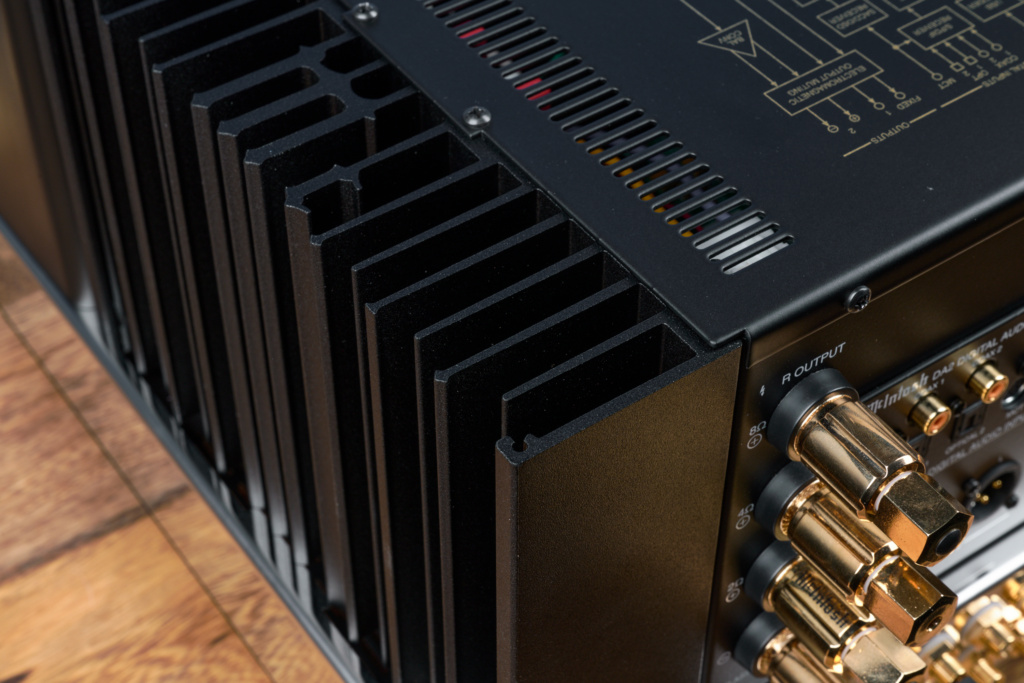 McIntosh MA9500 Kühlrippen mit Schriftzug