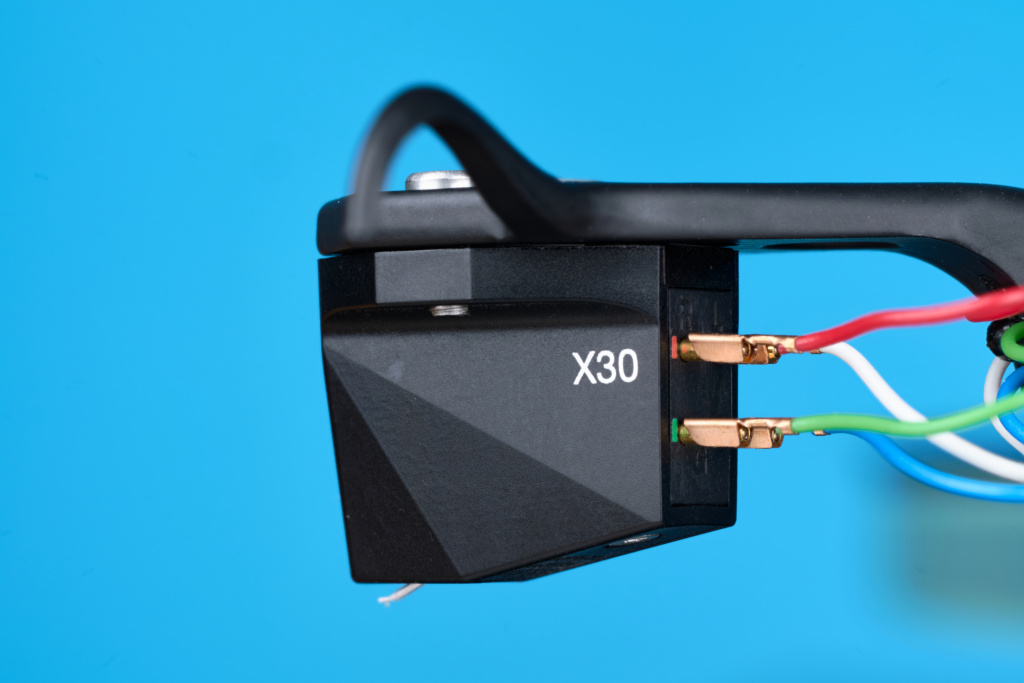 Ortofon MC X30 seitlich am Tonarm
